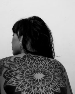 Portrait de dos d'une femme tatouée
