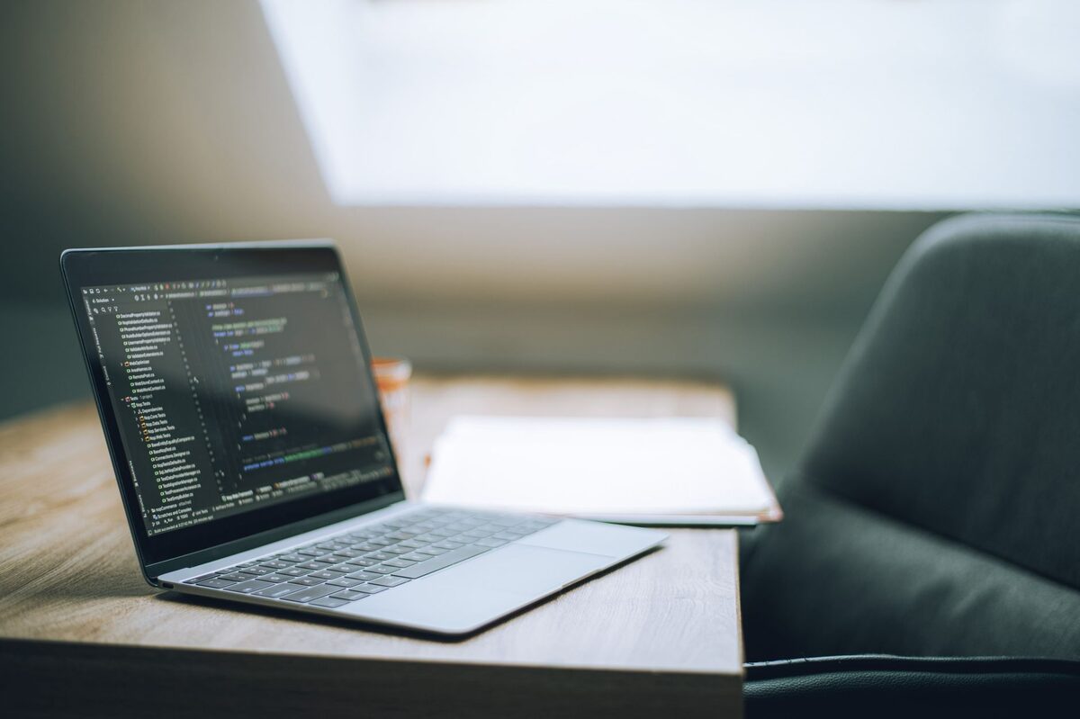 Développeur au travail sur ordinateur portable